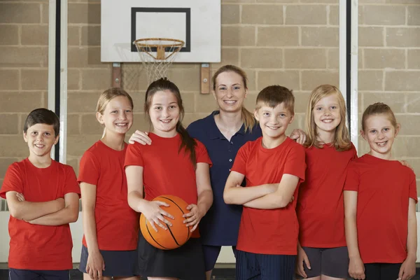 Retrato del equipo de baloncesto de la escuela primaria con el entrenador — Foto de Stock