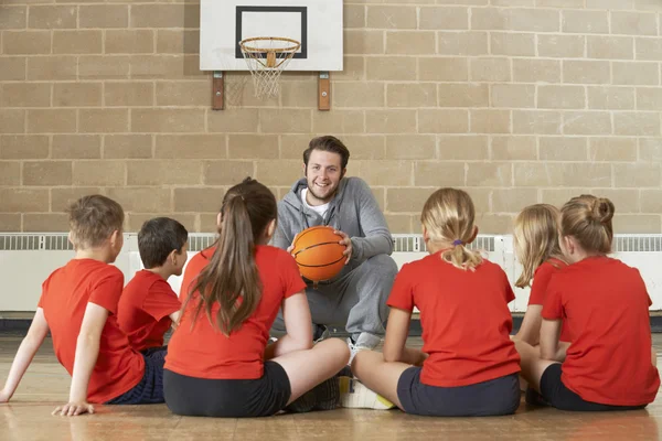 Coach geven team praat met elementary school basketbalteam — Stockfoto