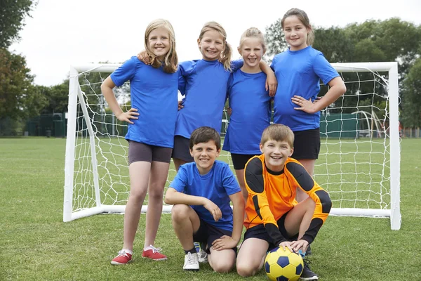 Meninos e meninas na equipe de futebol da escola primária — Fotografia de Stock