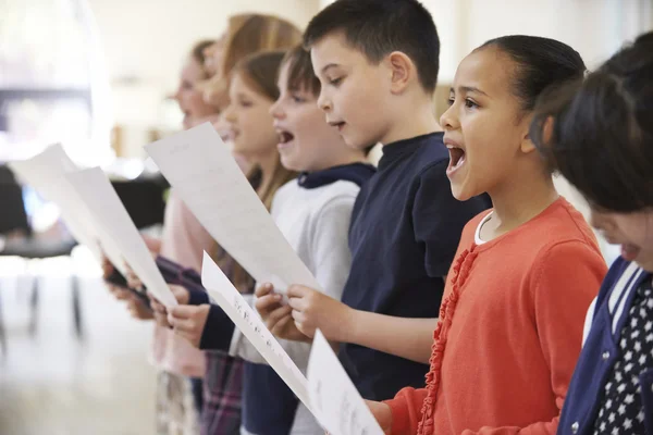 Groep schoolkinderen zingen samen in koor — Stockfoto