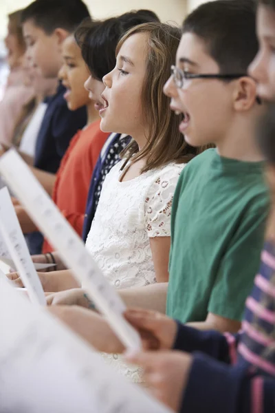 Grupo de niños de la escuela cantando en coro juntos —  Fotos de Stock