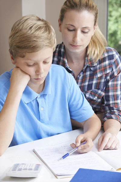 Feminino casa tutor ajudando menino com estudos — Fotografia de Stock