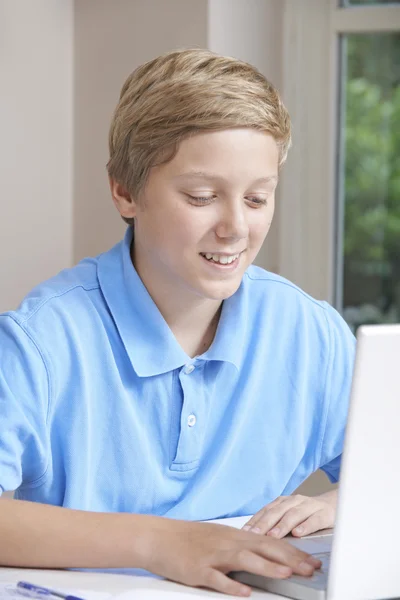 Niño usando el ordenador portátil en casa — Foto de Stock