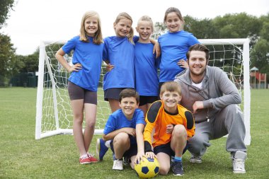 Okul futbol takımı koçu ile portresi