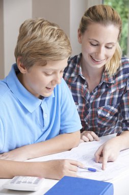 Erkek ev Tutor çocuk çalışmaları ile yardım