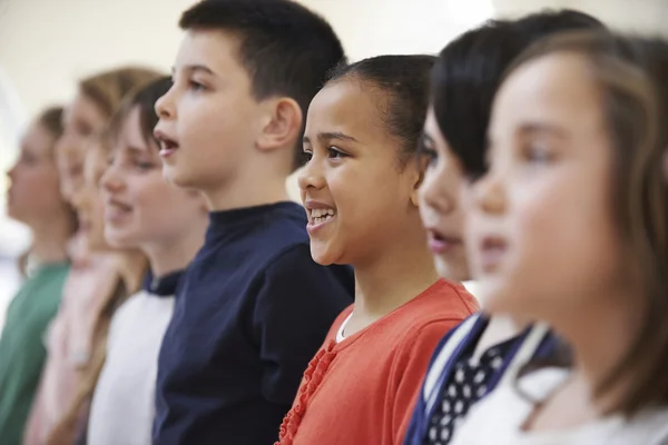Grupo de crianças da escola cantando no coro juntos — Fotografia de Stock