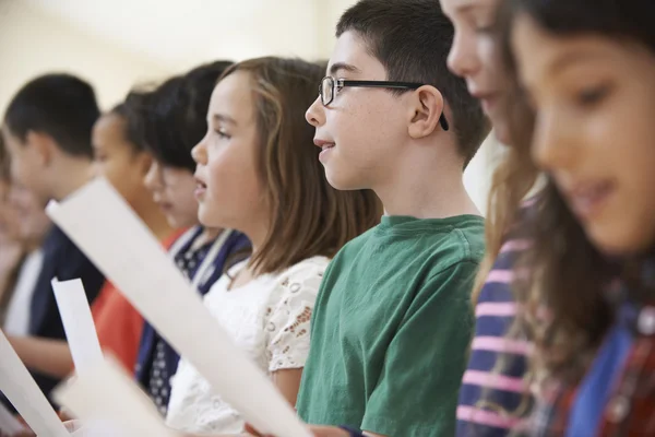 Grupo de crianças da escola cantando no coro juntos — Fotografia de Stock