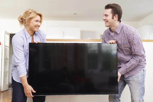 Yeni televizyon evde heyecanlı çift kurma — Stok fotoğraf
