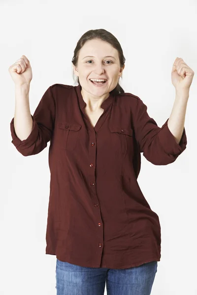 Studioporträt einer Frau mit jubelnder Miene — Stockfoto