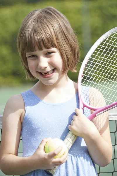 Portrét mladé dívky, hraje tenis — Stock fotografie