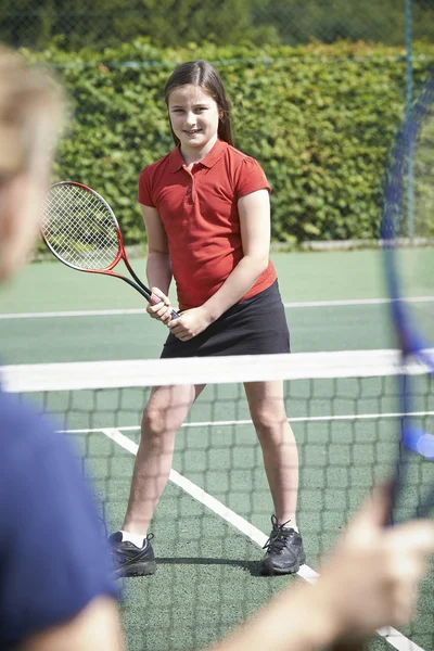 Тренер по теннису дарит урок девушке — стоковое фото