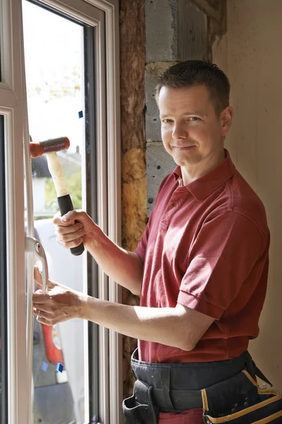 Bauarbeiter installiert neue Fenster im Haus — Stockfoto