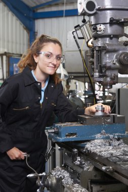 Matkap fabrikasında çalışan kadın çırak mühendis