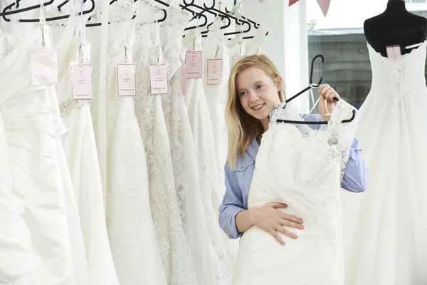 Nevěsta vybírat šaty svatební Boutique — Stock fotografie