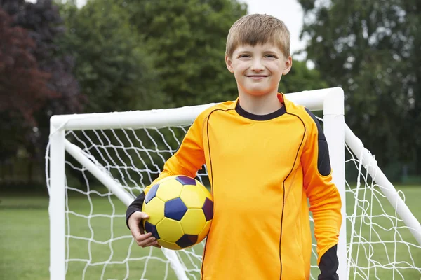 Portret van doelbewaarder bedrijf bal op School voetbalveld — Stockfoto