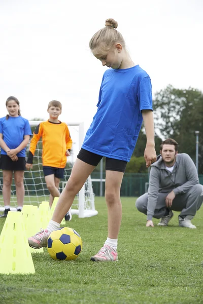 Coach leidt buiten Soccer trainingssessie — Stockfoto