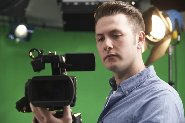 Cameraman travaillant dans un studio de télévision — Photo