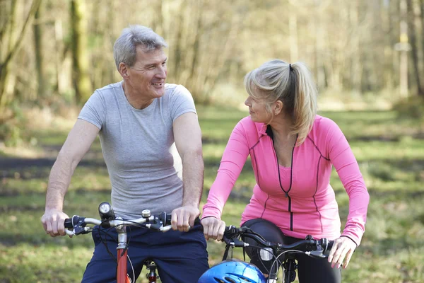 Ouder paar op cyclus rijden In platteland samen — Stockfoto