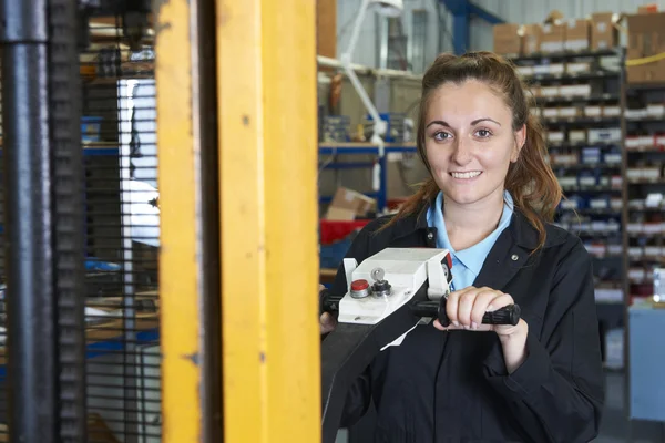 Fabrikarbeiter mit angetriebenem Gabelstapler, um Waren zu laden — Stockfoto