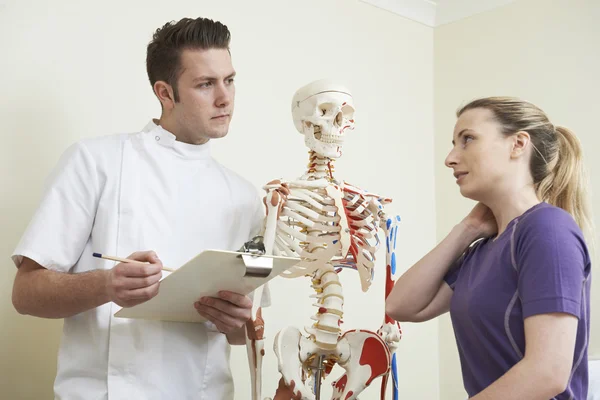 Vrouwelijke patiënt beschrijven nekletsel aan osteopaat — Stockfoto