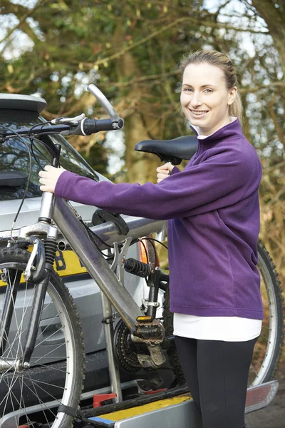 Female Cyclist Taking Mountain Bike From Rack On Car — Stock Photo, Image