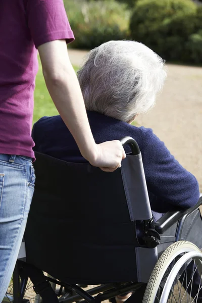 車椅子の高齢の母を押す娘 — ストック写真