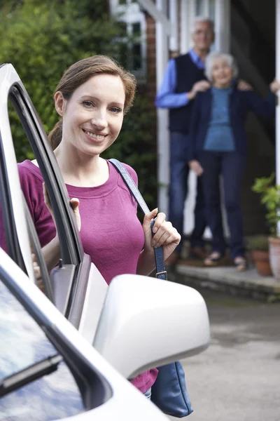 Hija adulta visitando a padres mayores en casa — Foto de Stock