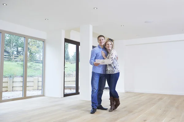 Happy Young Couple Looking At Details Of New Home — Stock Photo, Image