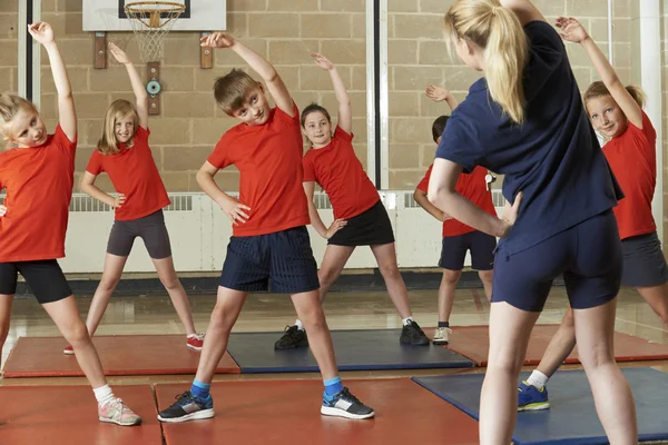 Okul spor salonunda egzersiz dersi öğretmen — Stok fotoğraf
