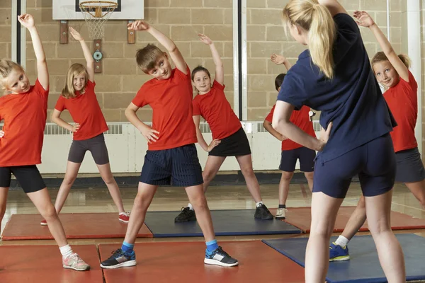 Lehrerin nimmt Turnstunde in Schulsporthalle — Stockfoto