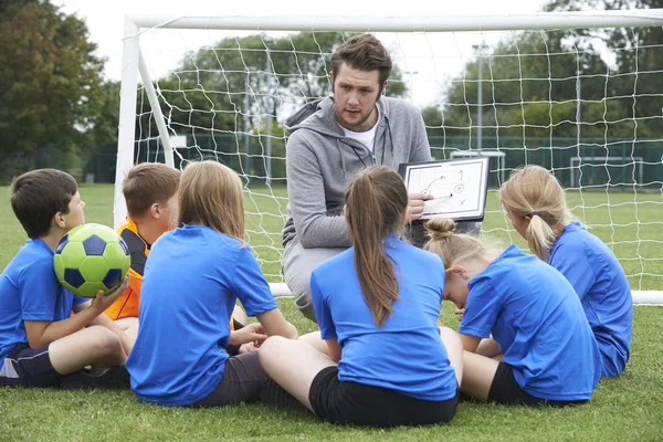 Тренер дає команда розмовляти початковій школі футбольної команди — стокове фото