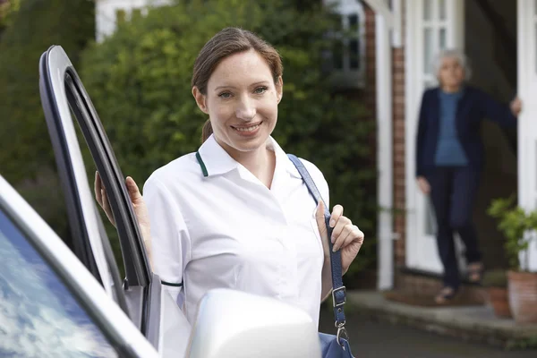 Female Care Worker Visiting Senior Woman At Home — Stock Photo, Image
