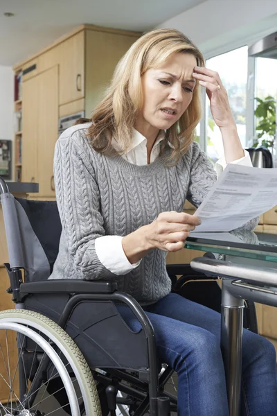 Mulher frustrada em cadeira de rodas Leitura Carta — Fotografia de Stock