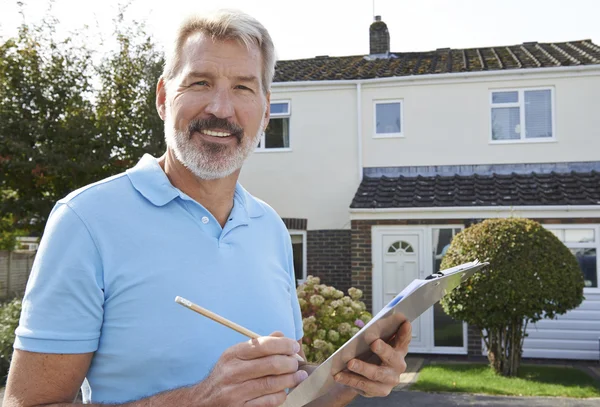 Constructor que prepara la estimación para la mejora exterior del hogar —  Fotos de Stock