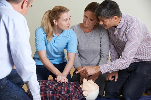 Kvinnan visar HLR på utbildning Dummy i första hjälpen klass — Stockfoto