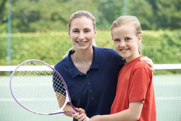 Тренер по теннису дарит урок девушке — стоковое фото