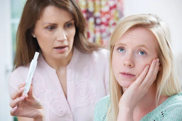Mãe questionando a filha adolescente sobre o teste de gravidez — Fotografia de Stock