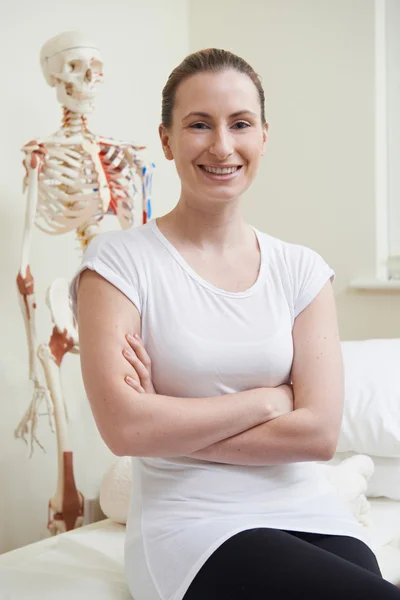 Retrato de Osteopata Feminina na Sala de Consultoria — Fotografia de Stock