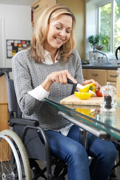 부엌에서 식사 준비 하는 휠체어 장애인된 여자 — 스톡 사진