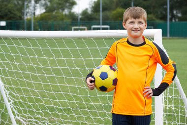 Okul futbol sahada top tutan kaleci portresi