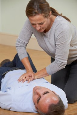 Adam yere çöktü CPR performans kadın