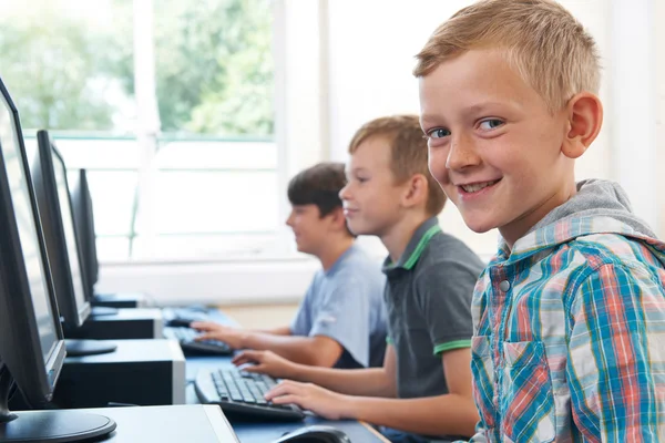 Grupo de niños de la escuela primaria masculina en clase de informática — Foto de Stock