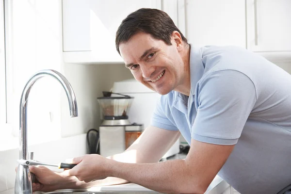 Retrato de fontanero remienda grifo de cocina — Foto de Stock