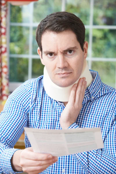 Man Reading Letter After Receiving Neck Injury — Stock Photo, Image