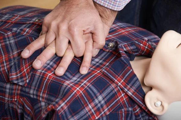 Hombre usando la técnica de RCP en maniquí en primeros auxilios —  Fotos de Stock