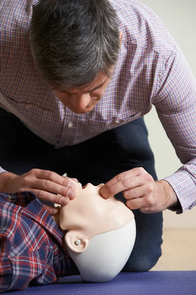 Man In First Aid Class Performing Mouth To Mouth Resuscitation O — Stock Photo, Image