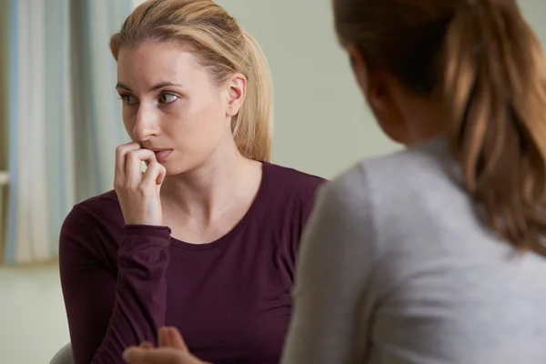 Junge Frau diskutiert Probleme mit Berater — Stockfoto