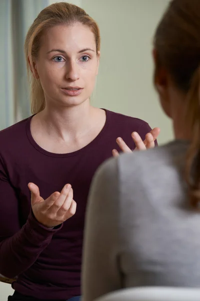 Mujer joven discutiendo problemas con la consejera —  Fotos de Stock