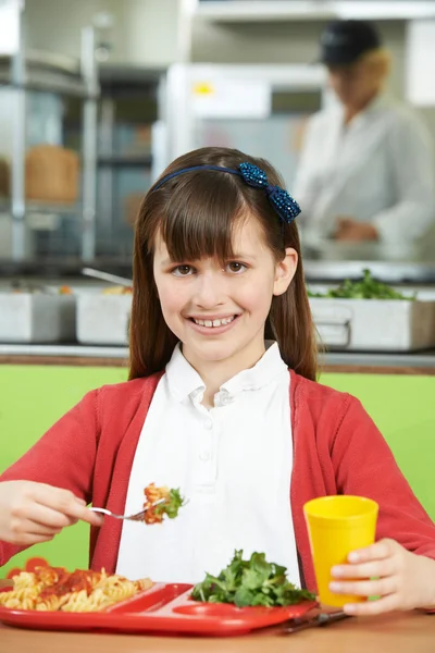 Allievo femminile seduto a tavola in mensa scuola Mangiare sano — Foto Stock