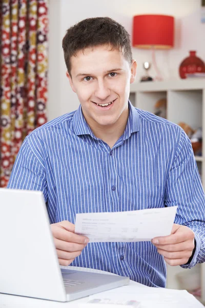 Portret młodzieńca patrząc na domowe rachunki — Zdjęcie stockowe